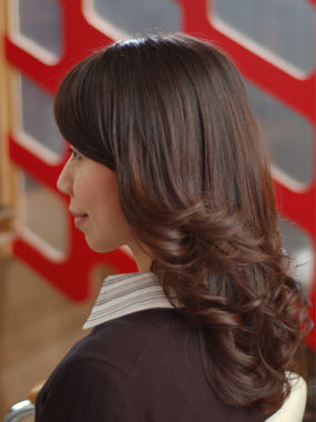 セミロング　ヘアスタイル　
上品なリバース巻き髪スタイルサイド