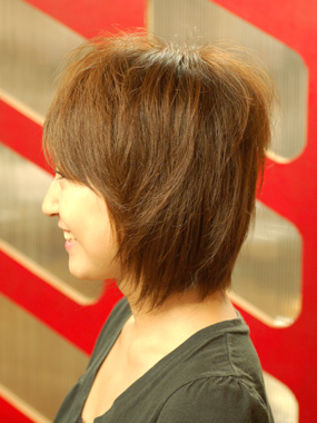 ミディアム　ヘアスタイル　
スタイリングも簡単！ナチュラルボブサイド