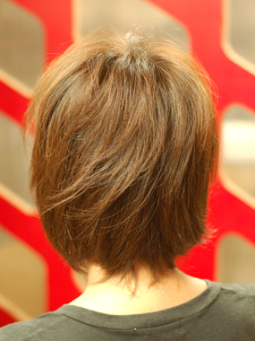 ミディアム　ヘアスタイル　
スタイリングも簡単！ナチュラルボブバック