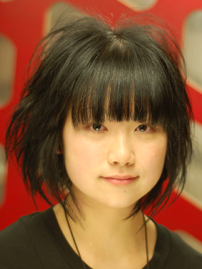 ミディアム　ヘアスタイル
エアリーボブ