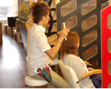 縮毛矯正のカウンセリングをしています。