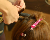 縮毛矯正をかける為アイロンプレスをしています。