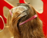 縮毛矯正をかける部分のみ薬を塗布します。